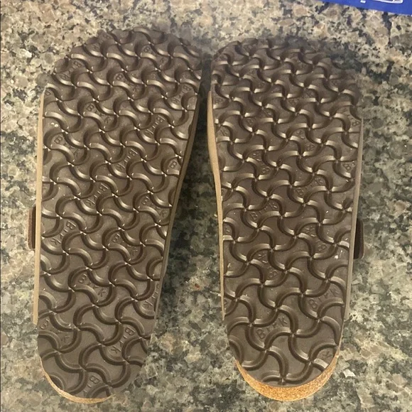 Size 42 New in box Birkenstock Tan Sandals with Cushioned Footbed - Picture 6 of 7